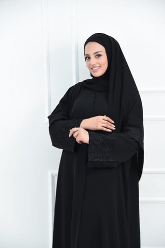 عباية بأكمام بتطريز مختلف لكل كم
