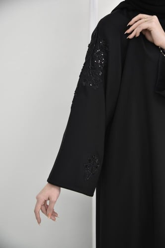 عباية كريب مزينة بكلفة تطريز وكم مربع