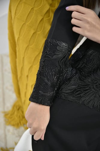 عباية كريب مزيّنة بكلف ورد من المنتصف