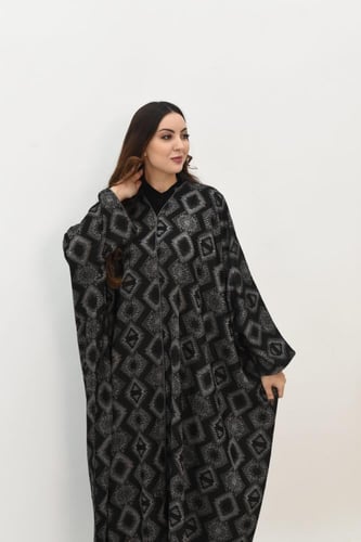 عباية بقصة البشت بقماش الجاكار