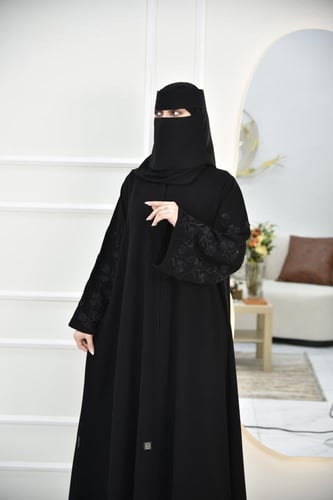 عباية بتطريز ورد اسود على الاكمام