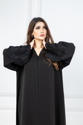 عباية مميزه بقماشها الناعم بأكمام مطرزه بالأسود
