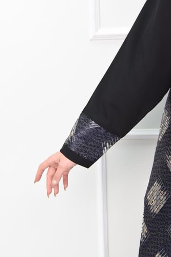 عباية كريب فوها بتدخيلات جاكار مشجر على الجانبين