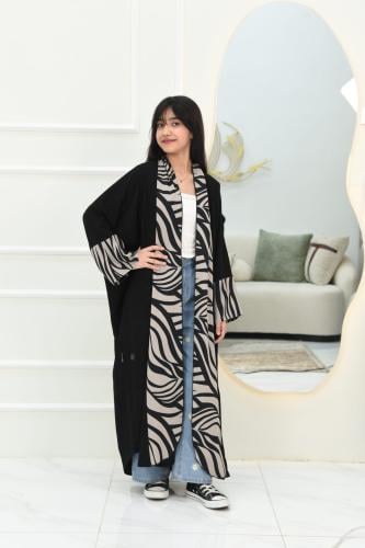 عبايه بناتي لف بقماش كلاريج بتفاصيل ملونة