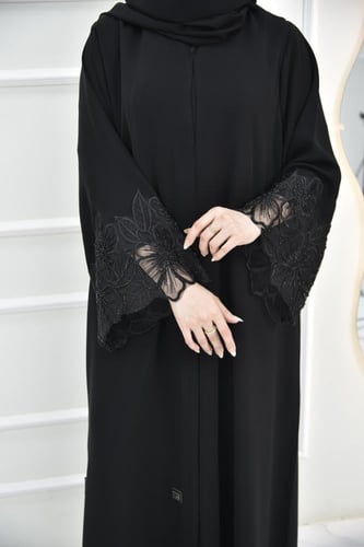 عباية نواعم بتفاصيل دانتيل مطرز على الأكمام