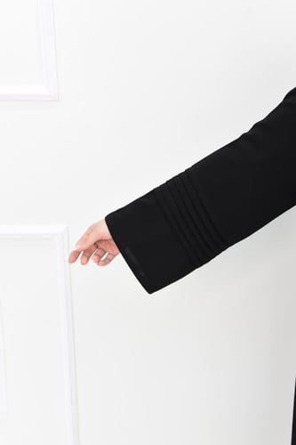 عباية نواعم ساده بكسرات وأكمام مميزة