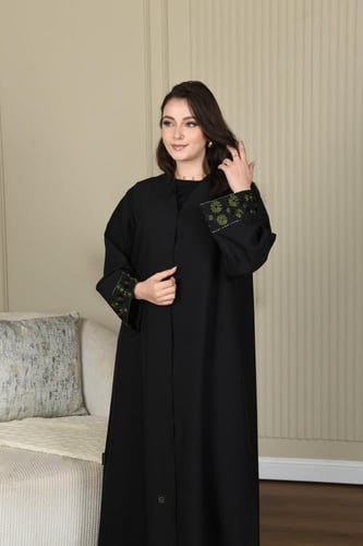 عباية سوداء بتطريز أنيق بألوان ساحرة على الأكمام