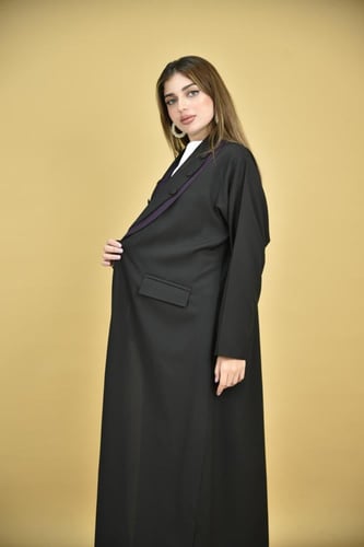 عباية بليزر كريب بياقة مزدوجة وجيوب عملية