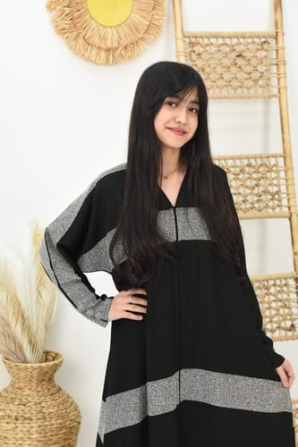 عباية بناتي بقماش مقلم بالأبيض والأسود