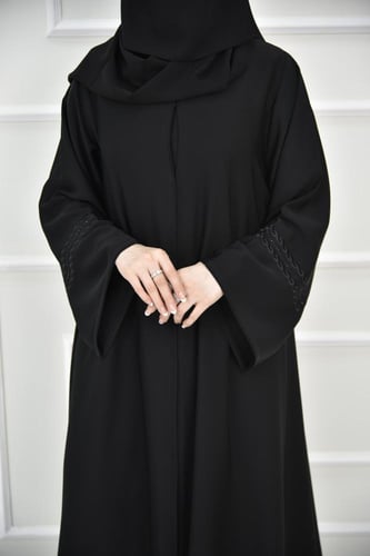 عباية كلوش بتطريز فخم على الأكمام