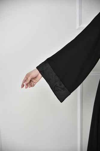 عباية كريب بكم مربع وتفاصيل جاكار أنيقة