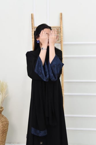 عباية نواعم بأكمام مفتوحه مبطنة بالكحلي