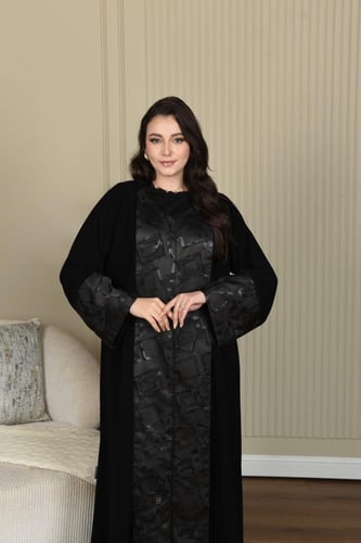 عباية بأكمام مربعة مزينة بنقوش جاكار لامعة