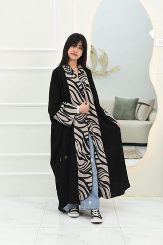 عبايه بناتي لف بقماش كلاريج بتفاصيل ملونة