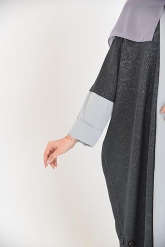 عباية نص بشت بلون رصاصي مشجر مع بندة واكمام سماوية