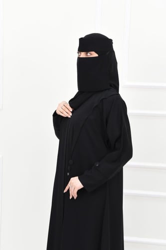 عباية عملية بتفاصيل أنيقة