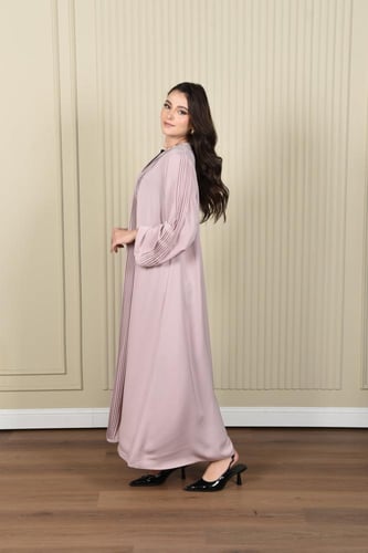 عباية وردية ناعمة بتصميم كسرات