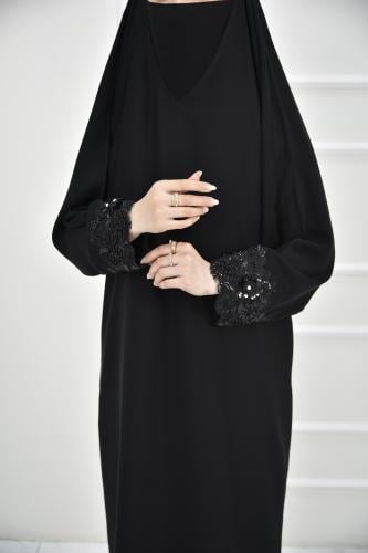 عباية رأس باكمام عليها كلف مطرزة