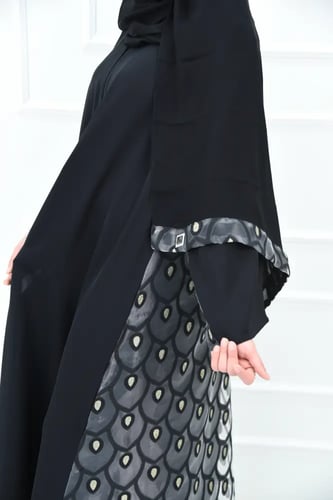 عباية كاجوال سوداء بطبقة شيفون طاووس خلفية