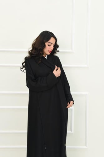 عباية انيقة بياقة بقماش الجاكار