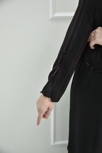 عباية بتركيبة قماش مقلمة بالعودي والأسود مع تطريز