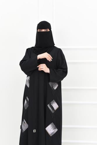 عباية سوداء مزينة بمربعات ملونة