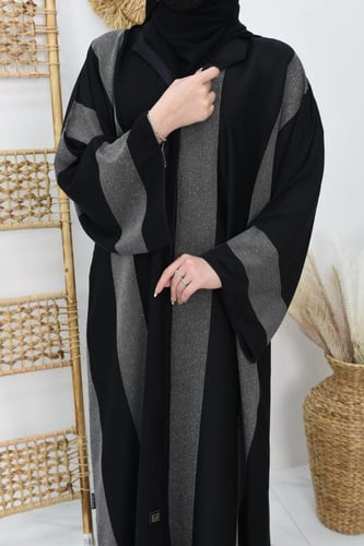 عباية بقماش مقلم بالأبيض والأسود