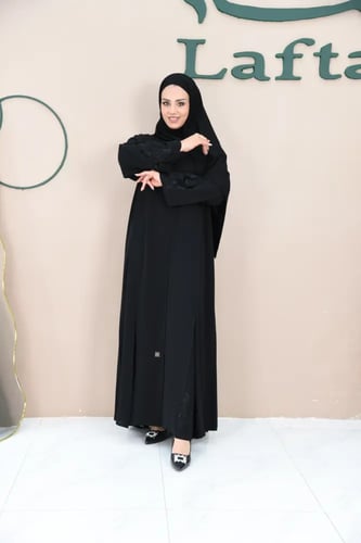 عباية نواعم سوداء بكسرات وتطريز ورود
