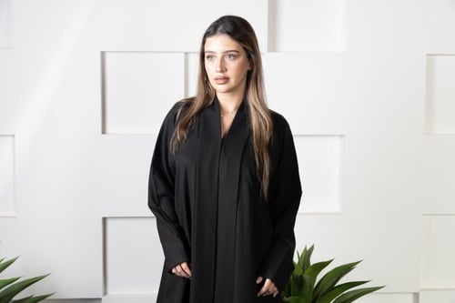 عباية سوداء بثنية منسدلة الى الأسفل