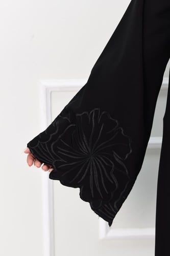 عباية مناسبات كريب بتطريز على الاكمام