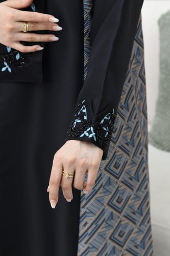 عباية مميزة بقماش التفتة والبروكارا وتطريز ساحر