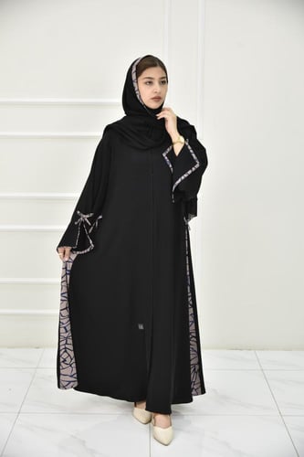 عباية كاجوال ناعمة بتركيبة قماش ملون على الجوانب