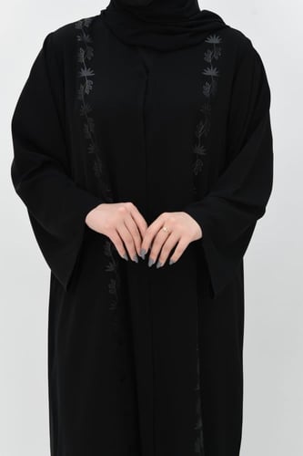 عباية مزينة بنقوش متوازية على الجوانب