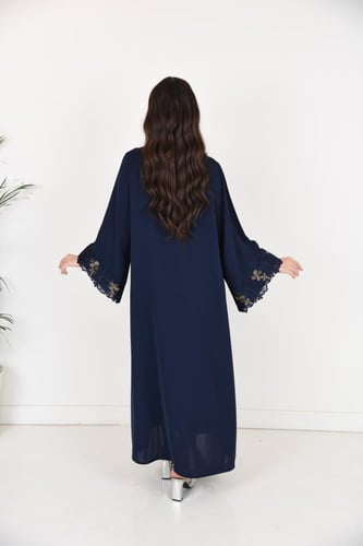 عباية بلون كحلي مع تطريز على الكم