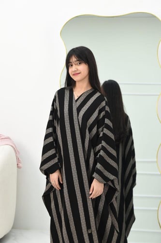 عباية بناتي بقصة البشت مقلم بلون الأبيض والأسود