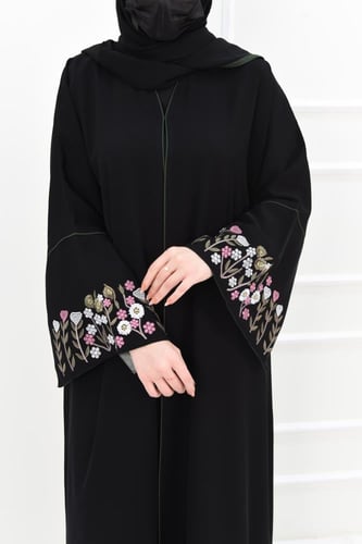 عباية أنيقة بتطريز ملون وحواف مزينة بالقيطان