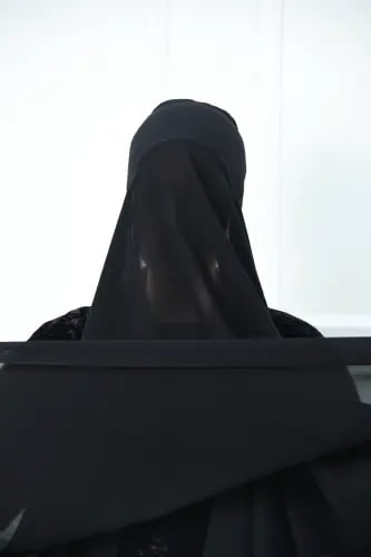 طرحة سوداء متصلة مع بندانة بربطة