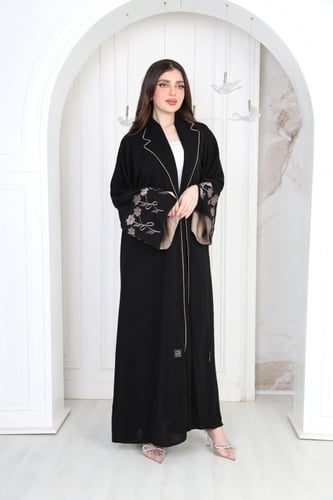 عباية مزينة بتطريز ورود ومنسقة باللون البيج