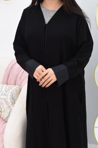 عباية عملية بثنيات من نفس القماش