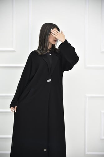 عباية حنين كاجوال مع أكسسوار طقطق مستطيل فخم