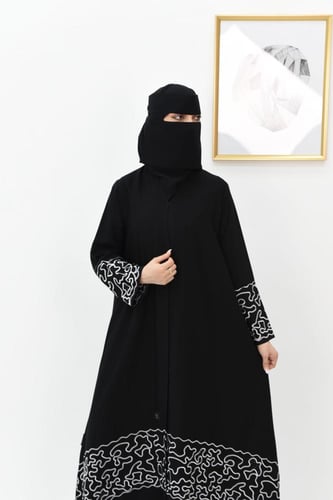 عباية كلوش نواعم بتطريز أبيض