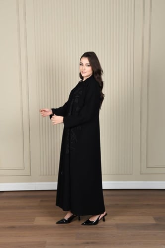 عباية انيقة بتطريز أسود ساحر