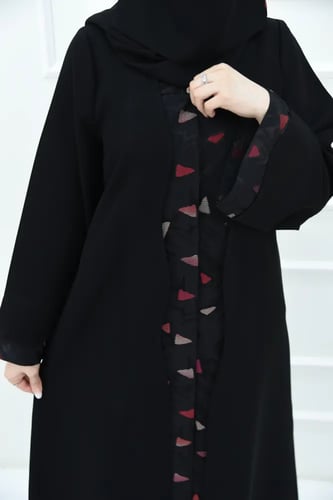 عباية كريب بتركيبة جاكار تركي ولمسات منحنيات أنيقة