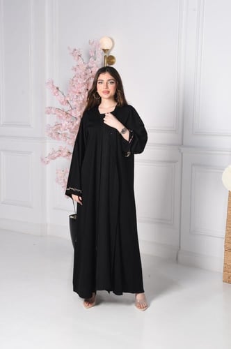 عباية بلمسة الوردي والذهبي على الكريب الأسود