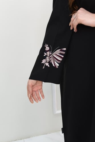 عباية كريب بتصميم كلاسيكي وتطريز فراشة