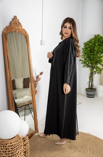 عباية كريب يزينها أزرار وثنيات أنيقة