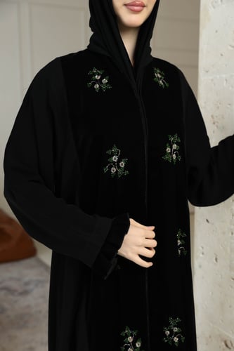 عباية مناسبات بتفاصيل مخمل وتطريز شك
