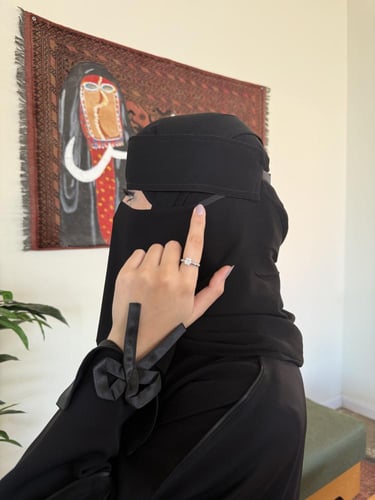 نقاب ملكي وسط مايل ( مشبك )