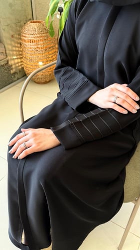 عباية عملية نص كلوش بسحاب مخفي وجيوب بارزة \ رقمها...