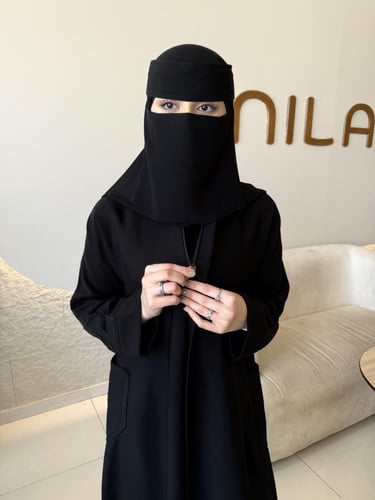 عباية عملية نص كلوش بسحاب مخفي وجيوب بارزة \ رقمها...